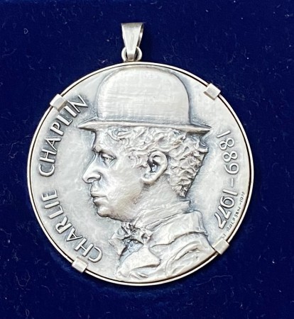 Charlie Chaplin 1889-1977 medalje 925 sølv gjort om til anheng. 