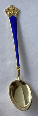 Anitra: Forgylt mokkaskje i sølv med mørk blå emalje 9,8 cm.