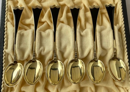 Kronesølv: 6 x Forgylte mokkaskjeer i sølv med sort emalje 9,8 cm med etui.