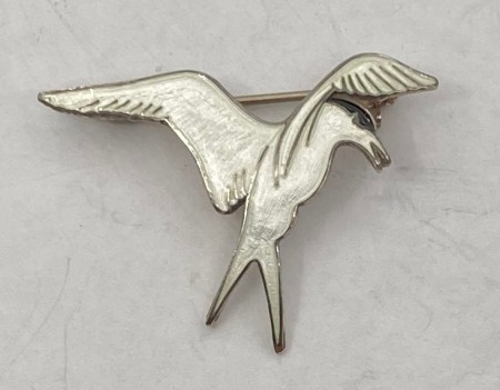 Fugl brosje i 925 sølv med hvit emalje av OPRO.