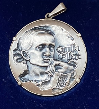 Camilla Collett medalje 999 sølv gjort om til anheng. 