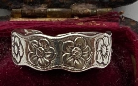 830 sølv ring med blomster motiv.(2)
