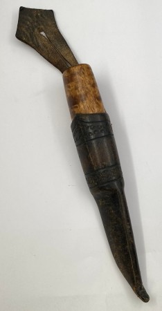 Eldre slirekniv med stemplet blad og signert slire.