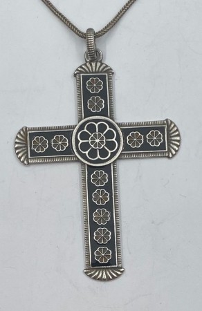 Anheng kors i 925 sølv med sort emalje av Tostrup inkl. Kjede.